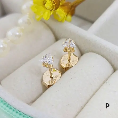 Brinco ponto de luz triangular P banhado a ouro 18k