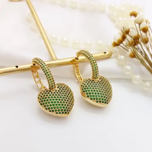 Brinco Argola Coração Esmeralda Banhado a Ouro 18K