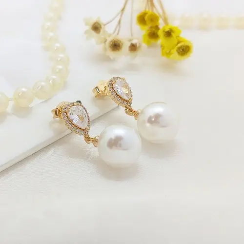 BRINCO GOTA DE PÉROLA BANHADO A OURO 18K