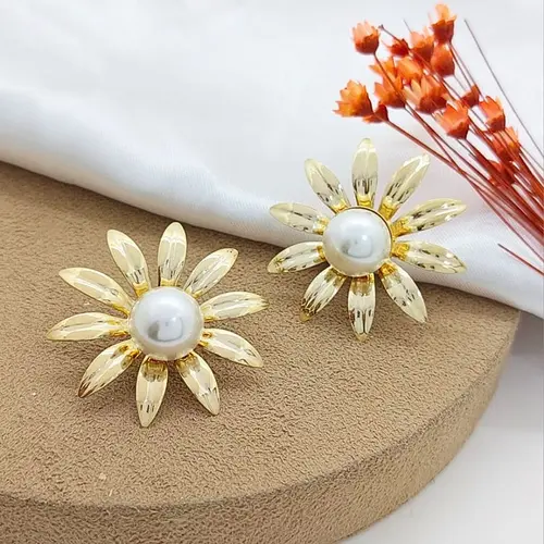BRINCO MARGARIDA DE PÉROLA BANHADO A OURO 18K