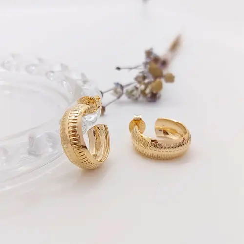 ARGOLA SOLARA TEXTURIZADA BANHADA A OURO 18K