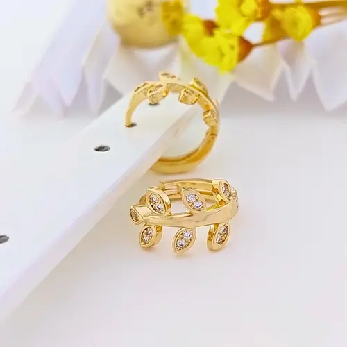 Brinco Argola Dourada Folhas de Brilho Banhado a Ouro 18K