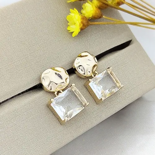 BRINCO GEOMÉTRICO COM ZIRCÔNIA RETANGULAR BANHADO A OURO 18K