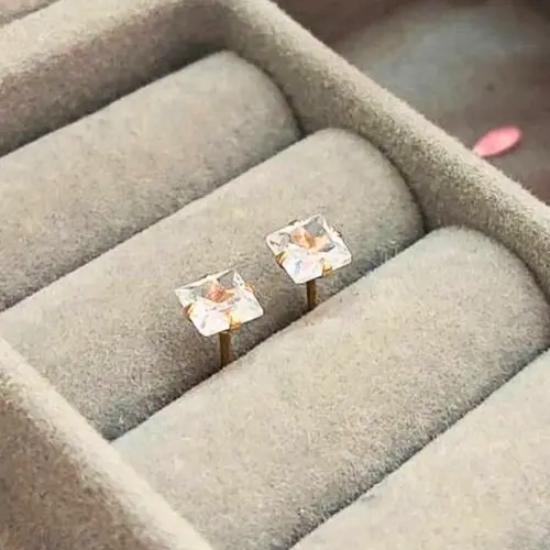 BRINCO PONTO DE LUZ QUADRADO BANHADO A OURO 18K