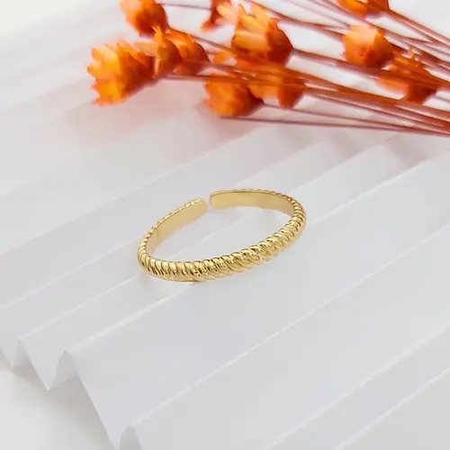 ANEL AJUSTÁVEL TEXTURIZADO TORCIDO BANHADO A OURO 18K