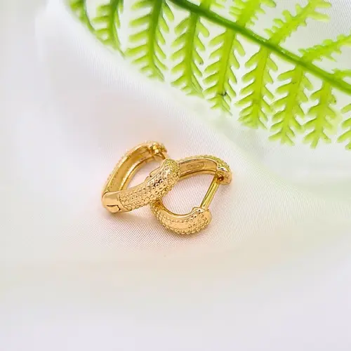 ARGOLA TRIANGULAR TEXTURIZADA BANHADA A OURO 18K