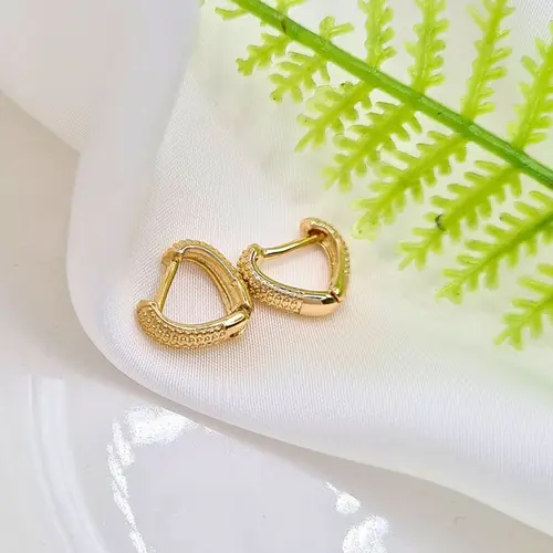 ARGOLA TRIANGULAR TEXTURIZADA P BANHADA A OURO 18K