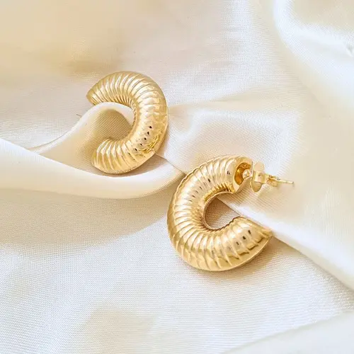 BRINCO ARGOLAS DE LUXO BANHADAS A OURO 18K
