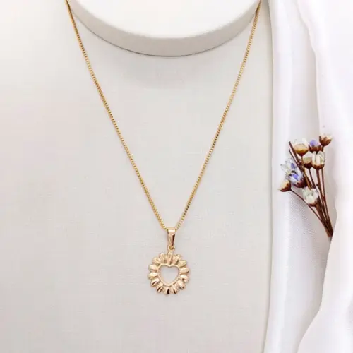 COLAR FLOR COM CORAÇÃO VAZADO BANHADO A OURO 18K