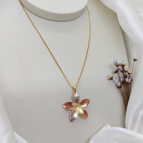 COLAR FLOWER GLOW TRICOLOR BANHADO A OURO 18K