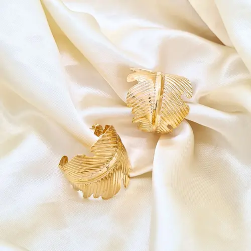 ARGOLA MAXI FOLHA TROPICAL BANHADA A OURO 18K