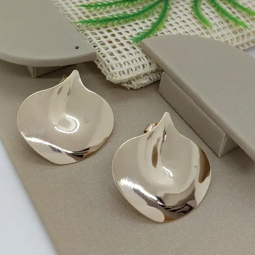 BRINCO ORGÂNICO GOTA BANHADO A OURO 18K