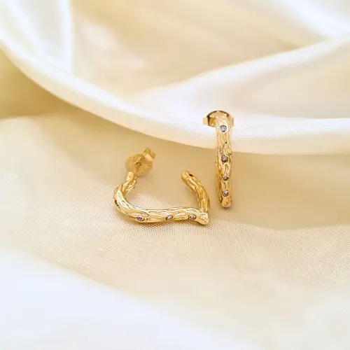 BRINCO ORGÂNICO LOVE BANHADO A OURO 18K