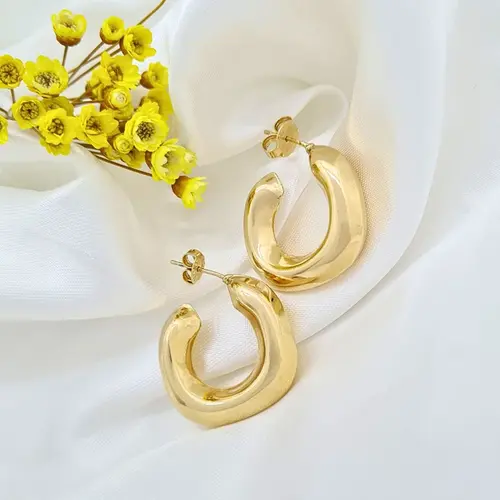 ARGOLA FORMATO U BANHADA A OURO 18K