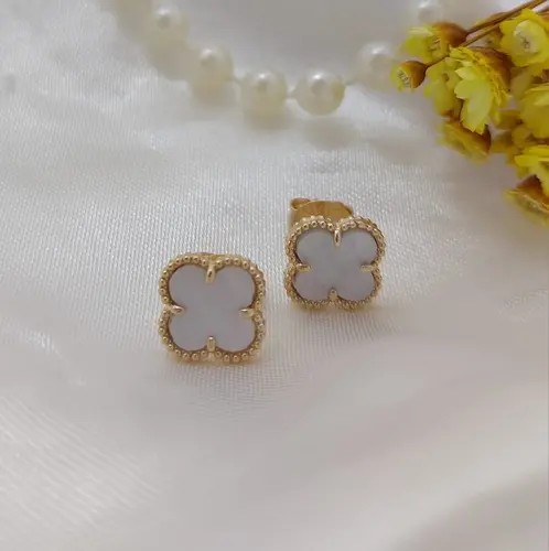 BRINCO TREVO ESMALTADO BRANCO BANHADO A OURO 18K