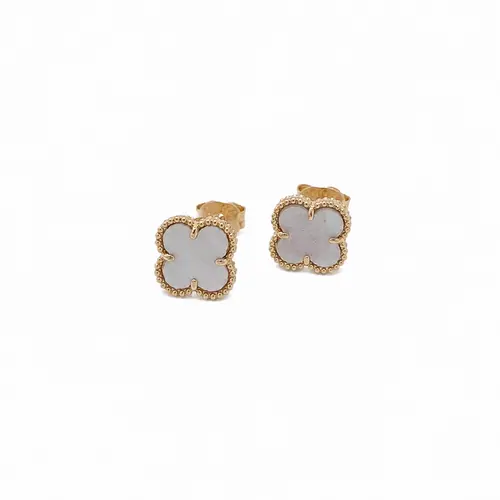 BRINCO TREVO ESMALTADO BRANCO BANHADO A OURO 18K