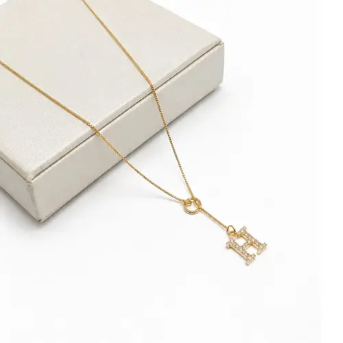 GRAVATA LETRA BANHADA A OURO 18K