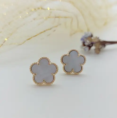 Brinco Trevo Branco Banhado a Ouro 18K