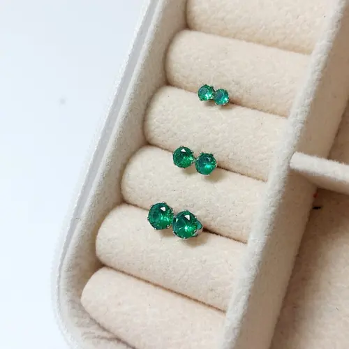 TRIO DE BRINCOS PONTOS DE LUZ VERDES EM AÇO INOXIDAVEL