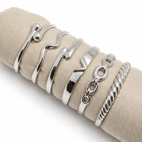 BRACELETE LISO BANHADO A OURO BRANCO.