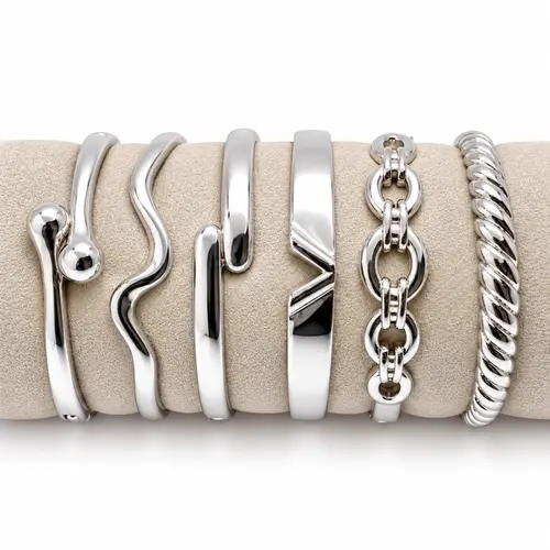 BRACELETE LISO BANHADO A OURO BRANCO.