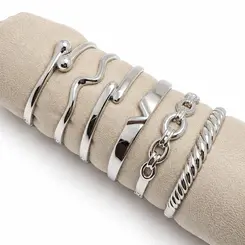 BRACELETE LISO BANHADO A OURO BRANCO.