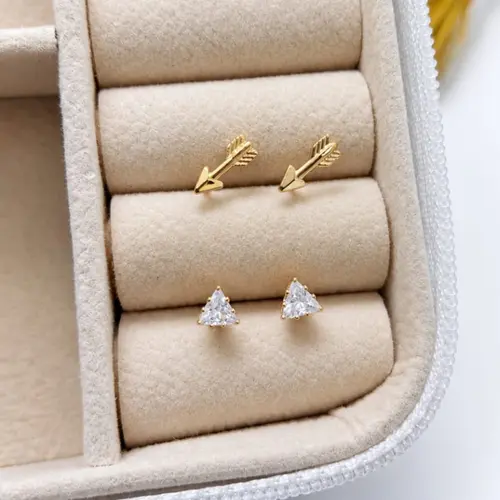 DUPLA DE BRINCOS TRIANGULO E FLEXA BANHADOS A OURO 18K