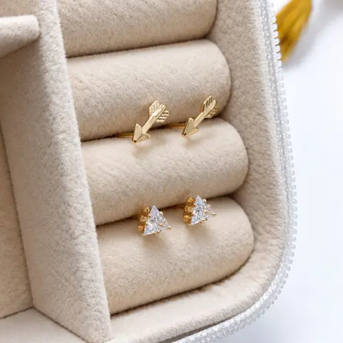 DUPLA DE BRINCOS TRIANGULO E FLEXA BANHADOS A OURO 18K