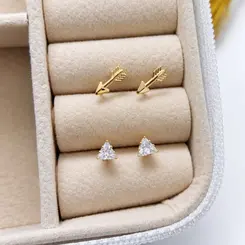 DUPLA DE BRINCOS TRIANGULO E FLEXA BANHADOS A OURO 18K