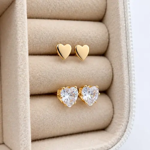 DUPLA DE BRINCOS CORAÇÕES BANHADOS A OURO 18K