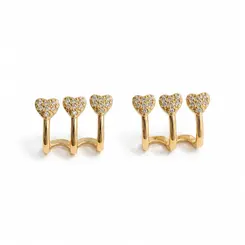 BRINCO EAR HOOK CORAÇÕES BANHADO A OURO 18K