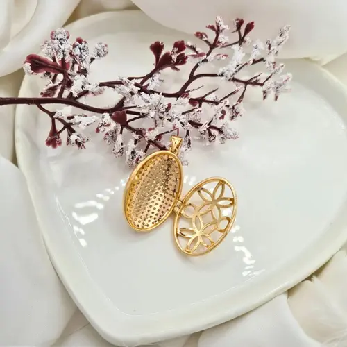 PINGENTE RELICÁRIO OVAL BANHADO A OURO 18K