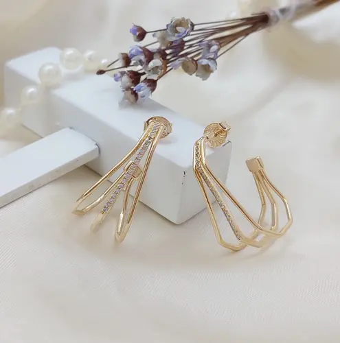 Brinco Argola Leque Dourada com Zircônias Banhado a Ouro 18K