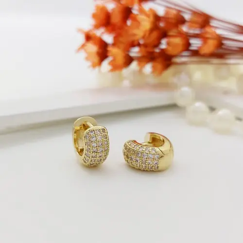 ARGOLA CROISSANT CRAVEJADA  BANHADA A OURO 18K