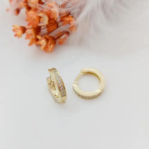Brinco Argola Clássica com Fileira de Zircônias Banhado a Ouro 18K