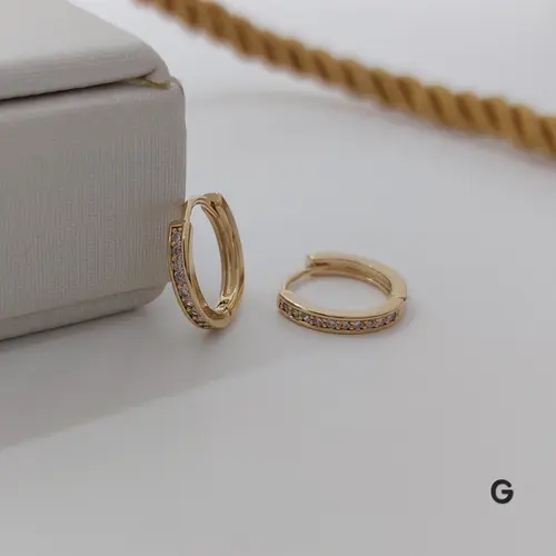 Brinco Argola Clássica com Fileira de Zircônias Banhado a Ouro 18K