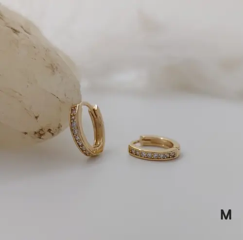Brinco Argola Delicata Zircônias Banhado a Ouro 18K