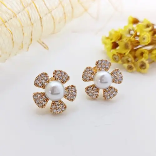 BRINCO FLOR PEROLADO CRAVEJADO BANHADO A OURO 18K