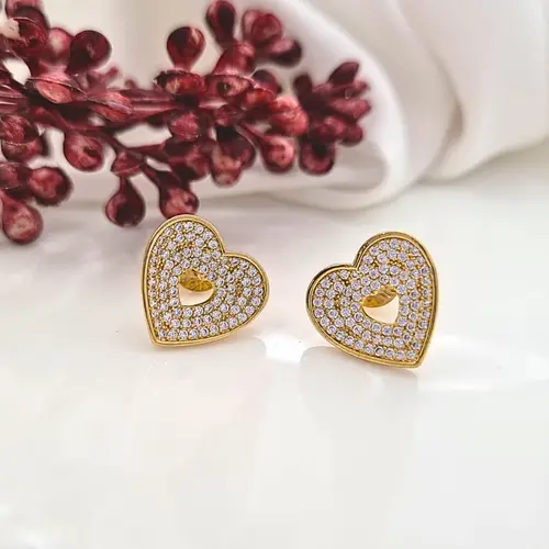 BRINCO CORAÇÃO CRAVEJADO COM ZIRCONIAS BANHADO A OURO 18K