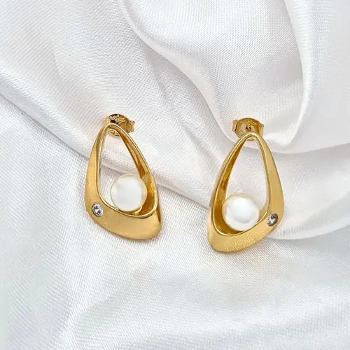 BRINCO GOTA PÉROLA BANHADO A OURO 18K