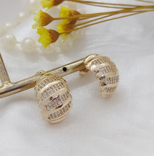 BRINCO CONCHA CRAVEJADA BANHADA A OURO 18K