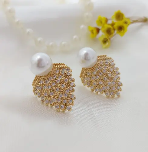 BRINCO FOLHA BRILHANTE BANHADO A OURO 18K
