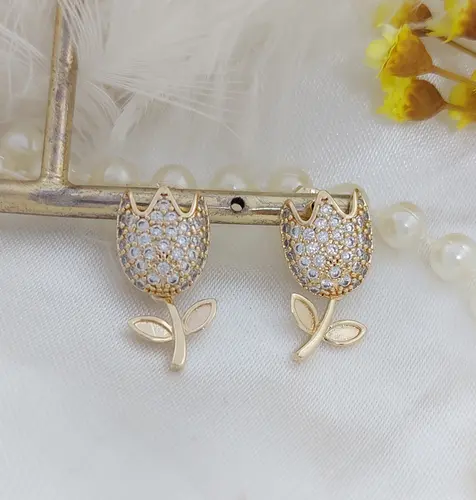 BRINCO ROSA DO ENCANTO CRAVEJADO BANHADO A OURO 18K