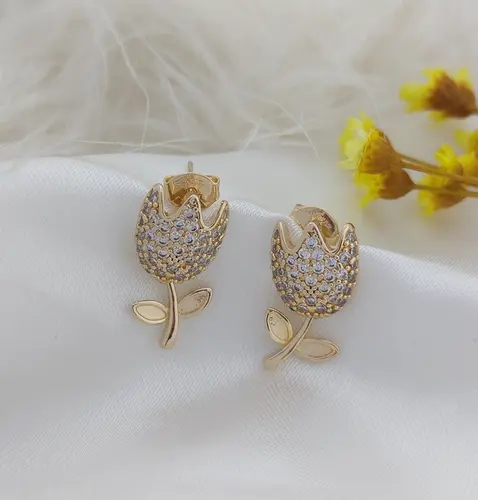 BRINCO ROSA DO ENCANTO CRAVEJADO BANHADO A OURO 18K