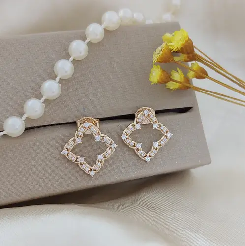 BRINCO CLOVER SHINE BANHADO A OURO 18K
