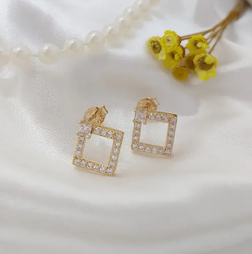 BRINCO SQUARE GLOW BANHADO A OURO 18K