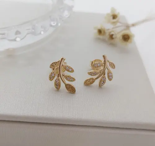 BRINCO FOLHA DE OURO BANHADO A OURO 18K