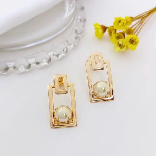 BRINCO GEOMÉTRICO PÉROLA ELEGANCE BANHADO A OURO 18K