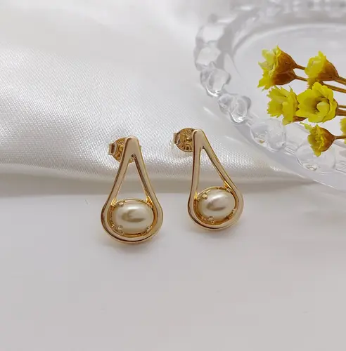 BRINCO GOTA DE PÉROLA VAZADA BANHADO A OURO 18K