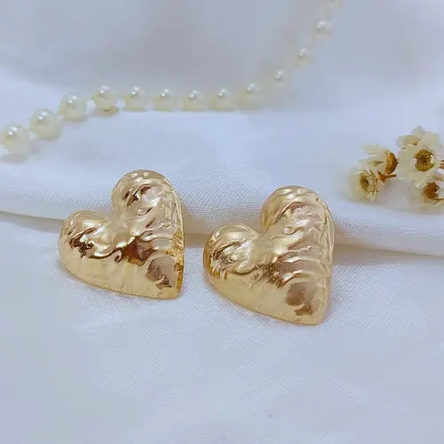 BRINCO CORAÇÃO FOSCO ORGÂNICO BANHADO A OURO 18K